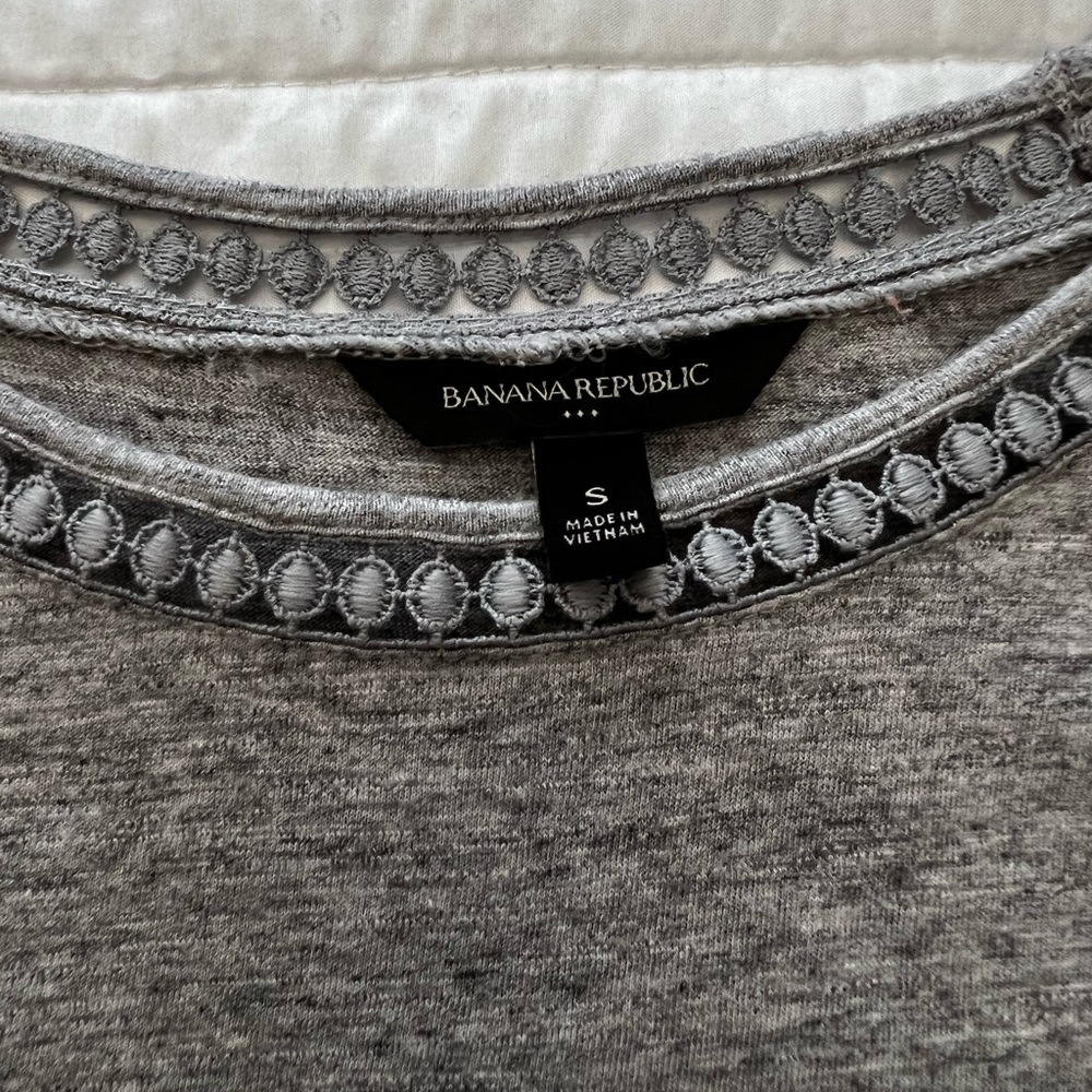 Banana Republic gray tee shirt - Picture 4 of 4